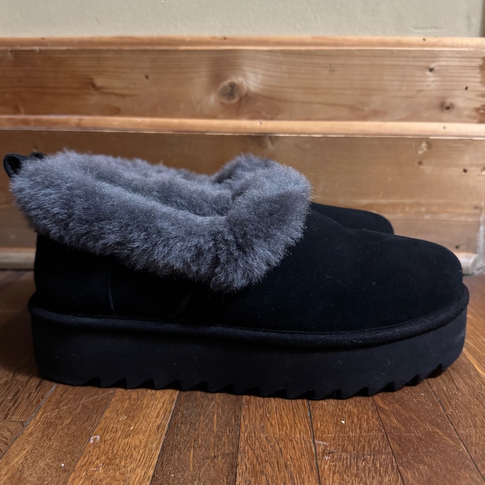 Women’s Ugg platform slippers brand new size 9